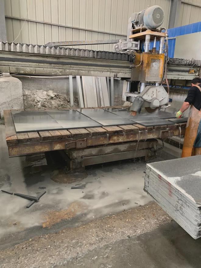 路沿石 城市脈絡(luò)的堅(jiān)實(shí)界碑——白色、灰色、黑色路牙石的加工與批發(fā)